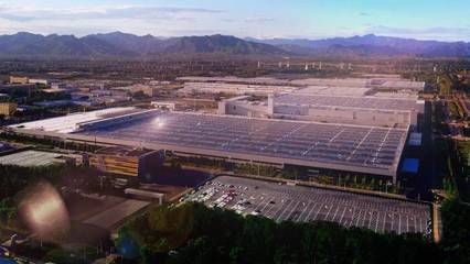 全新EQE开启奔驰电动新纪元，百年豪华品牌如何突破科技次元壁？